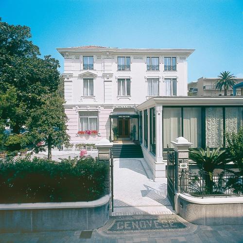 瓦拉澤的住宿－Hotel Villa Elena，前面有门的白色建筑