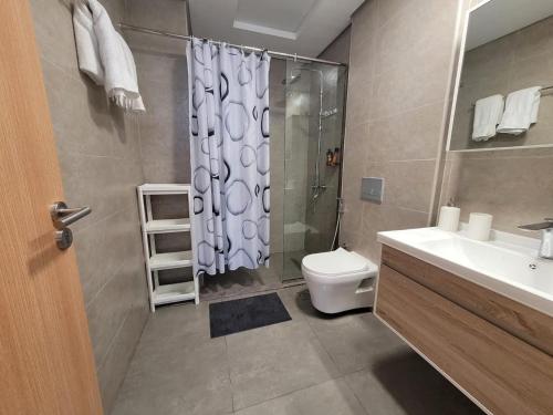 Koupelna v ubytování Modern 1BR in Jumeirah Village Circle (Pool View)