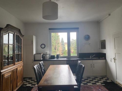 eine Küche mit einem Tisch und Stühlen sowie einem Fenster in der Unterkunft Haus zum Rhein in Lahnstein