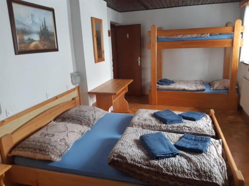 2 Betten in einem Zimmer mit 2 Etagenbetten in der Unterkunft Rooms Barovc by the Lake Jasna in Kranjska Gora