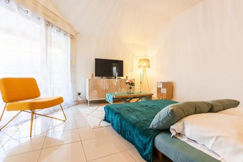 une chambre avec un lit, une chaise et une télévision dans l'établissement PALAIS LIBERTE 4 AP4253 By Riviera Holiday Homes, à Nice