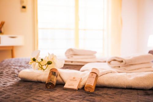 - une chambre d'hôtel avec des serviettes et des bouteilles de vin sur un lit dans l'établissement PALAIS LIBERTE 4 AP4253 By Riviera Holiday Homes, à Nice