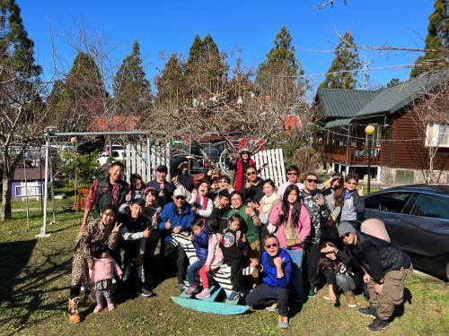 a large group of people posing for a picture at 桃山渡假農場 in Hualing
