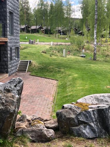 Κήπος έξω από το Villa Avara Ellivuori Finland