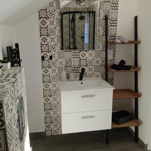 La salle de bains est pourvue d'un lavabo blanc et d'un miroir. dans l'établissement Apartament w Pieninach, à Krościenko nad Dunajcem