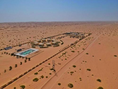 un resort en medio del desierto en Golden Palm Oasis en Fulayj al Mashāʼikh