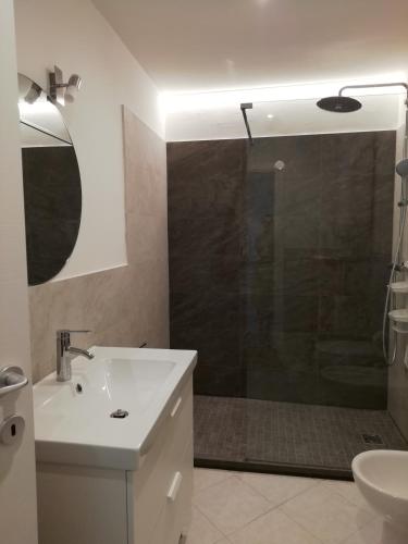 y baño con ducha, lavamanos y ducha. en Appartamento Gardolo en Trento