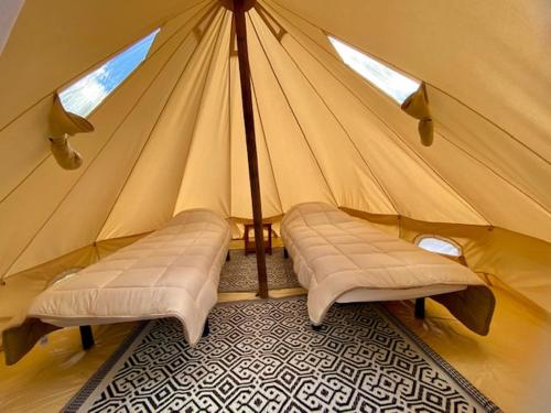 Lanvéoc的住宿－Camping Cap-Ouest，一个带两张床的帐篷