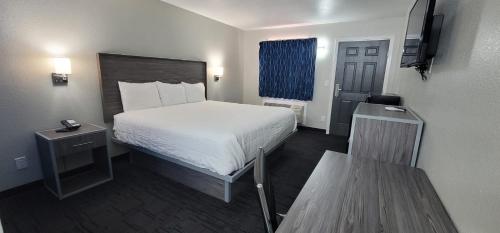 Un pat sau paturi într-o cameră la Green Country Inn