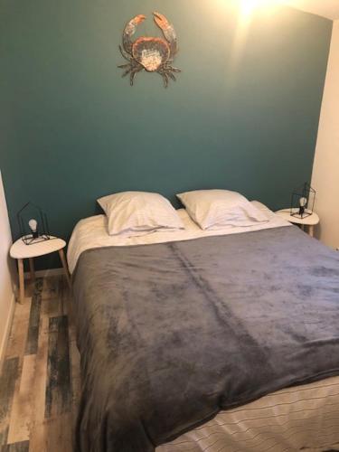 sypialnia z dużym łóżkiem z dwoma stolikami w obiekcie Dinard-jolie maison au calme proche plage w mieście Dinard