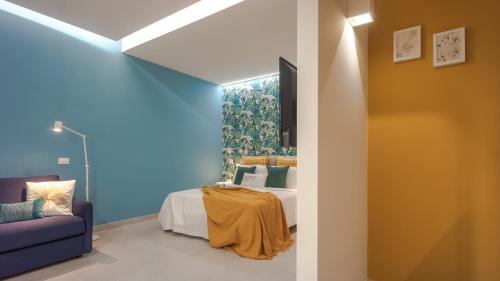 een kamer met een bed, een bank en een raam bij Iris - Close to Vatican Museums in Rome