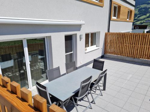 Balkón nebo terasa v ubytování H19 - Modernes Ferienhaus 145qm, 3SZ, Wellnessbereich mit Sauna und Dachterrasse mit Panoramablick, Kühlen und Heizen mit Geothermie
