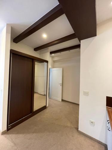 an empty room with a sliding door in a building at Apartman Zlatibor Square in Zlatibor