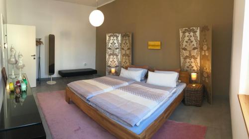 um quarto com uma cama grande e uma televisão em Sonnige Wohnung im Herzen von Bühl em Bühl