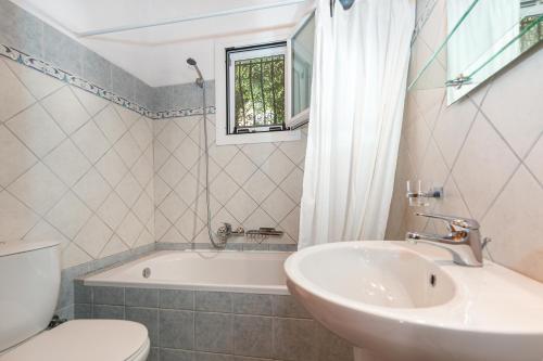 A bathroom at Villa Katina