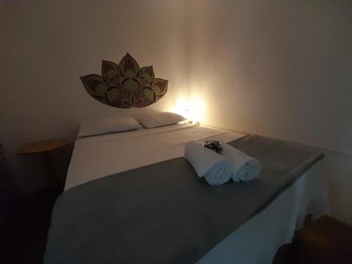 a bedroom with two beds with towels on them at Pousada Guaiamum in Itacaré