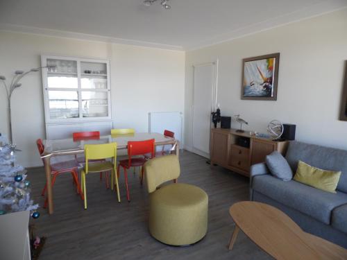 un salon avec un canapé, une table et des chaises dans l'établissement RESIDENCE LES BARGES, à Saint-Jean-de-Monts