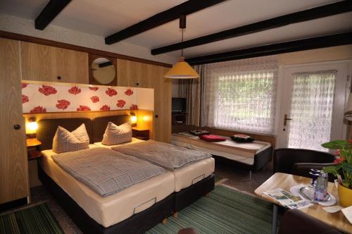 Postel nebo postele na pokoji v ubytování Land-gut-Hotel Landhaus Heidehof