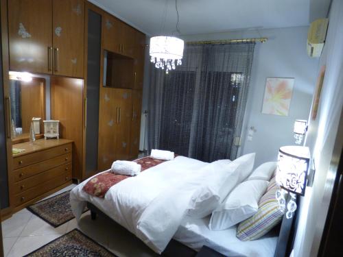 Un pat sau paturi într-o cameră la Old City View Apartment