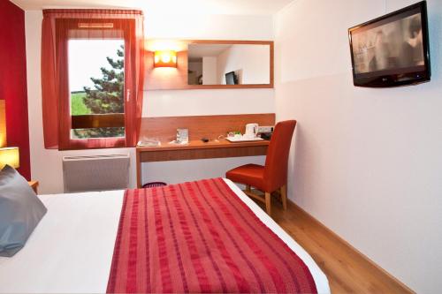 una camera d'albergo con letto e scrivania di The Originals City, Hôtel Mâcon Sud a Chaintré