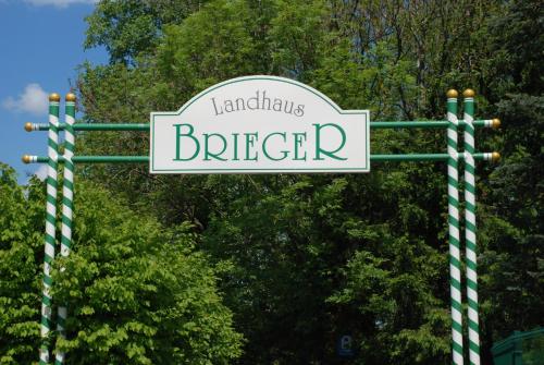 a street sign that reads kendalls bierker at Landhaus Brieger in Henndorf am Wallersee