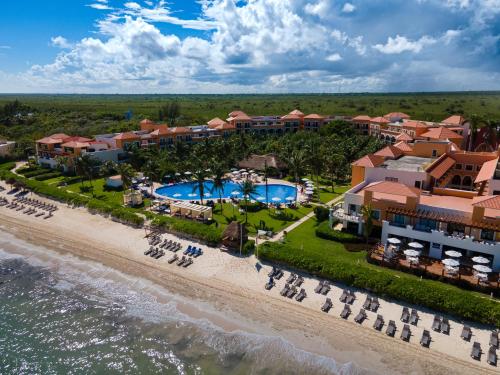 an aerial view of the resort and the beach at El Beso at Ocean Coral & Turquesa All Inclusive in Puerto Morelos