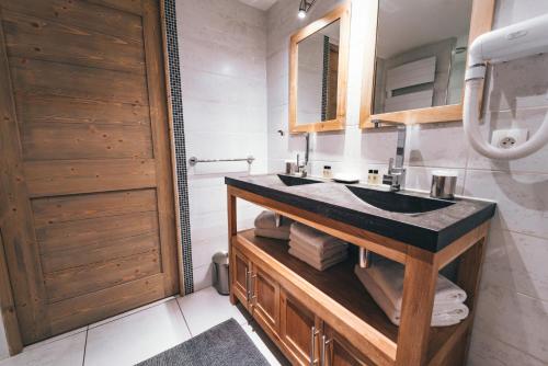 a bathroom with a sink and a mirror at Appartement Orion by ExplorHome in Tignes