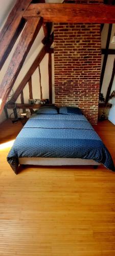 une chambre avec un lit dans un grenier dans l'établissement Loft de charme á 150m de la cathédrale, à Beauvais