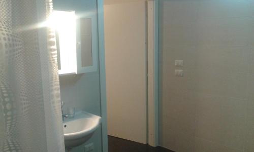La salle de bains est pourvue d'un lavabo, de toilettes et d'une douche. dans l'établissement Ipanema Suite, à Margherita di Savoia