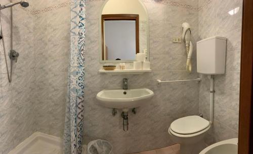 Koupelna v ubytování Hotel Marylise