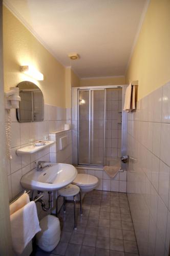 a bathroom with two sinks and a shower at Land-gut-Hotel Landhaus Heidehof in Clenze