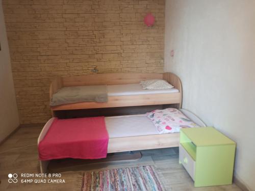 een slaapkamer met 2 stapelbedden en een bakstenen muur bij Apartments Visnja in Omiš