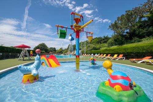un parque acuático con una piscina con juguetes en Newquay Caravan Holiday, en Newquay