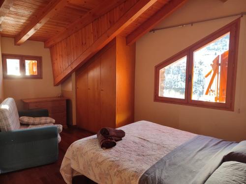 A bed or beds in a room at Casa Pirineu