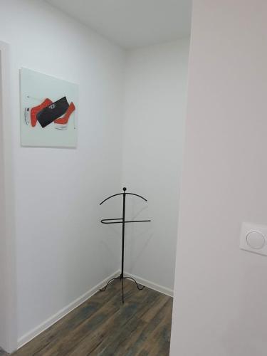 a white wall with a picture and a tripod in a room at La Chambre des Secrets by Leslodgespa - Escapade romantique proche de Bâle avec terrasse privée in Hésingue