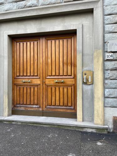 GUEST HOUSE KINGA CAVOUR في فلورنسا: باب خشبي على جانب المبنى