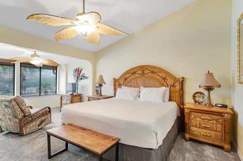 ein Schlafzimmer mit einem großen Bett und einem Stuhl in der Unterkunft Gulf Highlands - 149 Grand Island in Panama City Beach