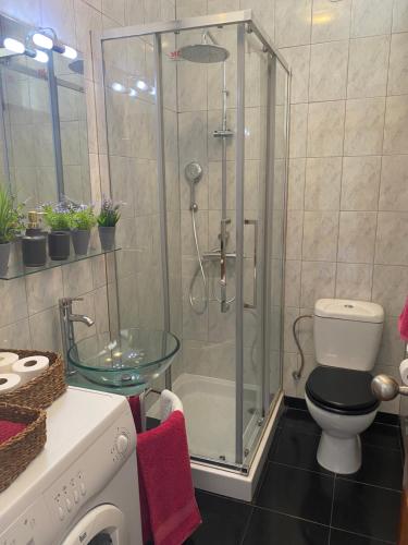 Ένα μπάνιο στο Apartamento com patio na rua principal da cidade