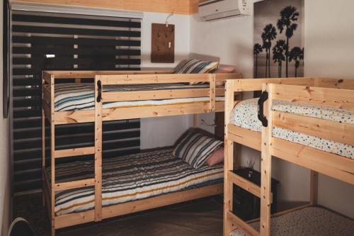 Двухъярусная кровать или двухъярусные кровати в номере Chalet Novo Sancti Petri Surf House