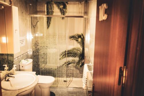 Phòng tắm tại Chalet Novo Sancti Petri Surf House