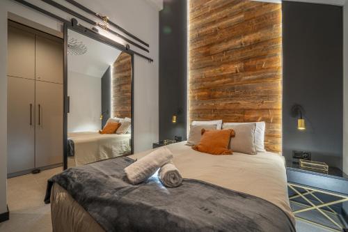 Un pat sau paturi într-o cameră la Golden Apartments Mountain Aparts
