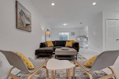 Design District! Gated 3 Bed 2 Bath Home w/Parking 415