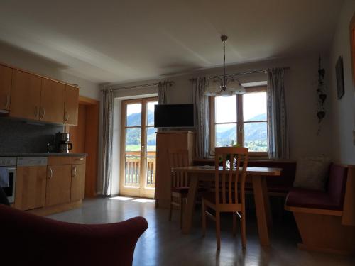 Kuchyň nebo kuchyňský kout v ubytování Bio-Bauernhof Einberghof