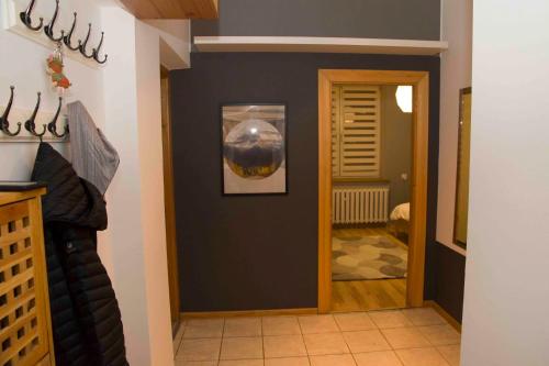 um corredor com uma porta que dá para um quarto em Apartament Grapa em Żywiec