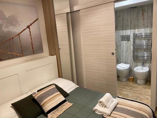 um pequeno banheiro com uma cama e um vaso sanitário em Dimora Dionisio B&B em Florença