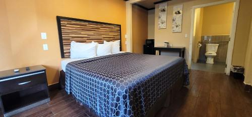 une chambre d'hôtel avec un lit et une salle de bain dans l'établissement RUBY MOTEL, à Long Beach