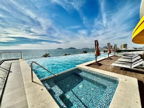 Bazén v ubytování Sunset View Malecón 1401 Vista panoramica al mar nebo v jeho okolí