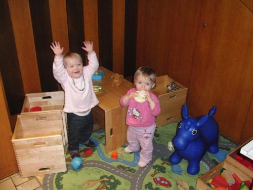 zwei Kinder stehen in einem Raum mit den Händen in der Luft in der Unterkunft Hotel Gasthof Rössle in Westerheim