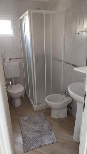 y baño con ducha, aseo y lavamanos. en La Casa di Ermes - Ampio luminoso appartamento a due passi dal centro, en San Remo