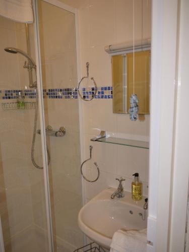 Bilik mandi di Gable Lodge Guest House